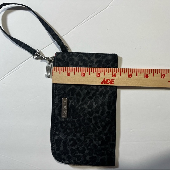 Baggallini Gray Cheetah Wristlet Nylon RFID Protected - Picture 2 of 6